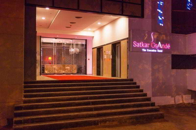 Hotel Satkar Grande Thána Kültér fotó